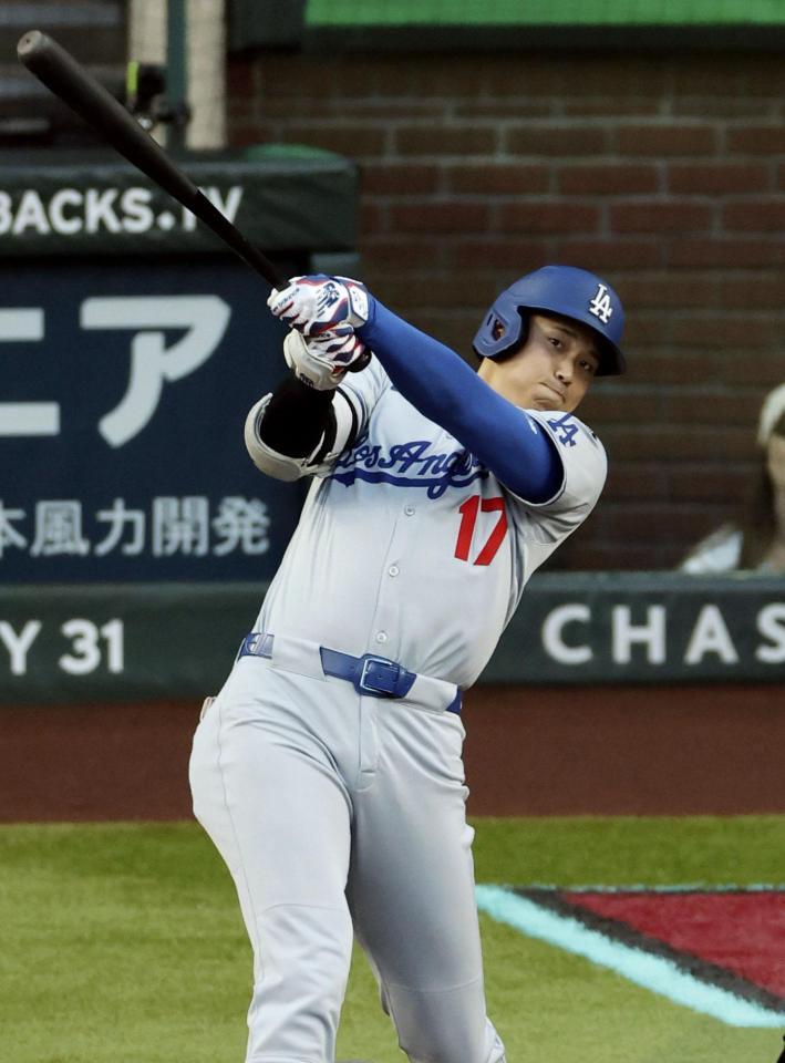 　ダイヤモンドバックス戦の１回、中越えに二塁打を放つドジャース・大谷（共同）