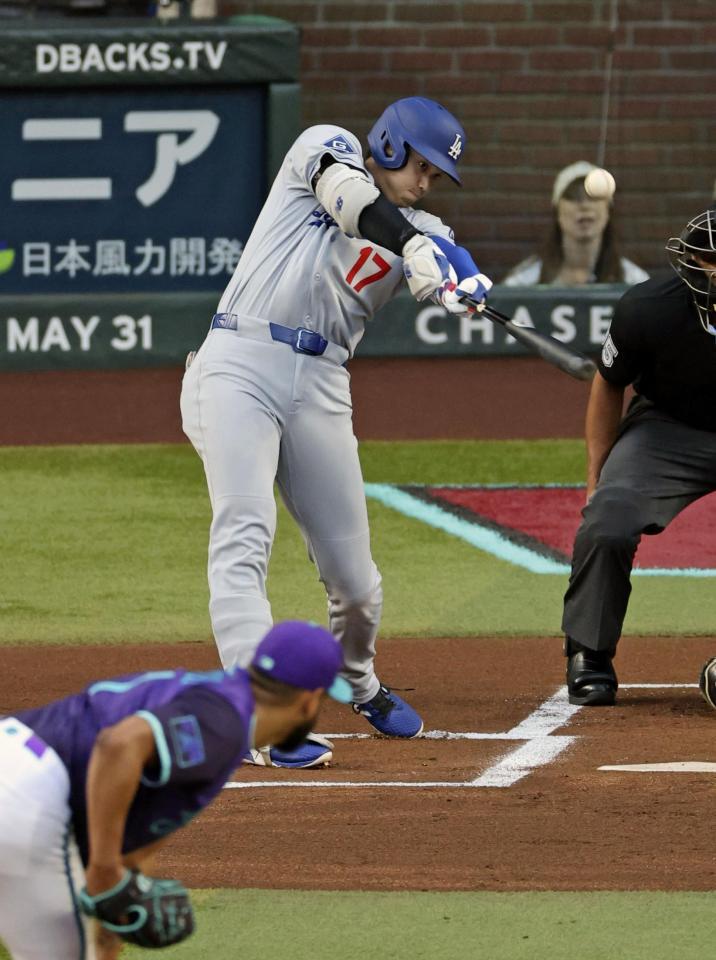 　ダイヤモンドバックス戦の１回、中越えに二塁打を放つドジャース・大谷。投手ロドリゲス（共同）