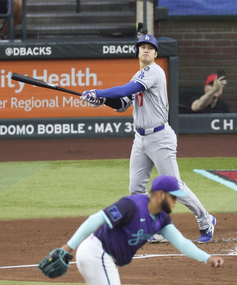 　２回、左中間に適時二塁打を放つ大谷。投手ロドリゲス（共同）