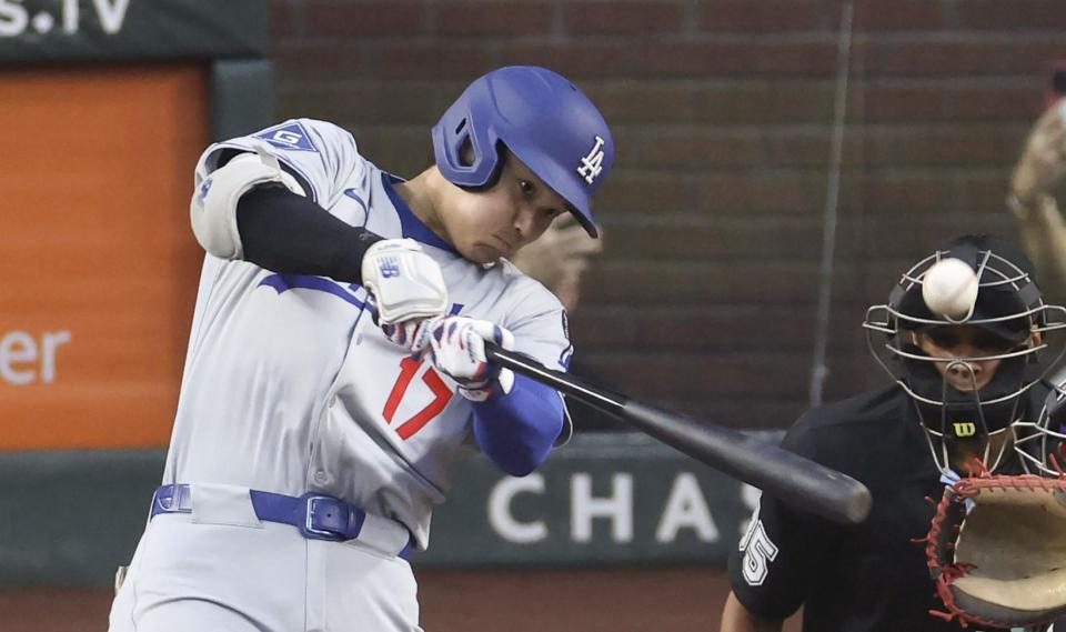 　２回、左中間に適時二塁打を放つ大谷（共同）