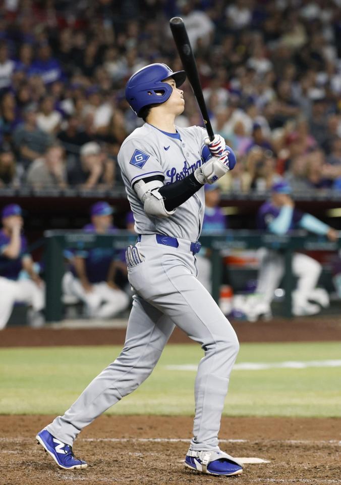 　ダイヤモンドバックス戦の９回、右中間に決勝３ランを放つドジャース・大谷（共同）