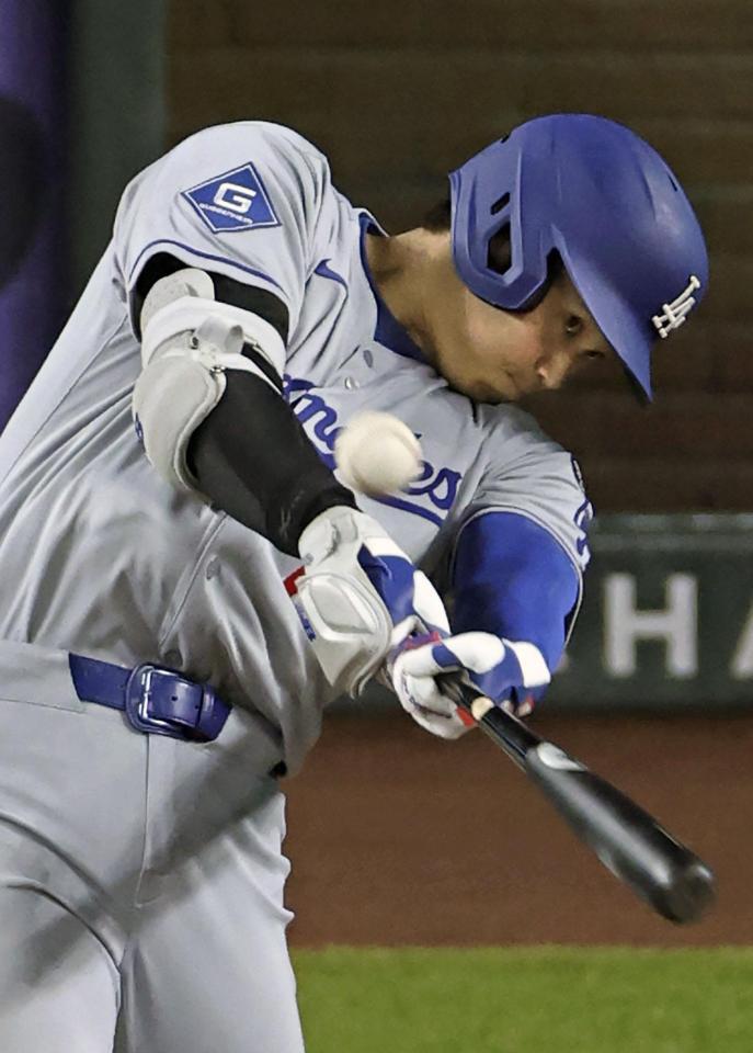 　ダイヤモンドバックス戦の９回、右中間に決勝３ランを放つドジャース・大谷（共同）