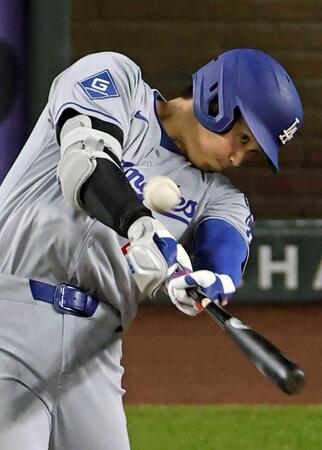 　９回、右中間に決勝３ランを放つ大谷（共同）
