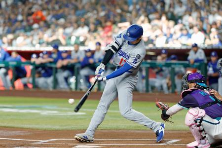 　ダイヤモンドバックス戦の１回、右前打放つドジャース・大谷＝フェニックス（共同）