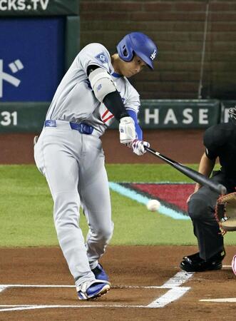 　１回、右前打を放つ大谷（共同）