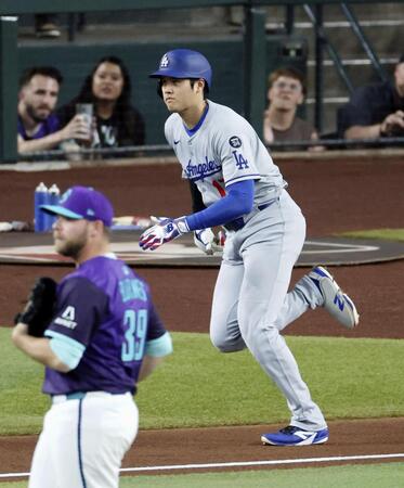 　１回、右前打を放つ大谷（共同）