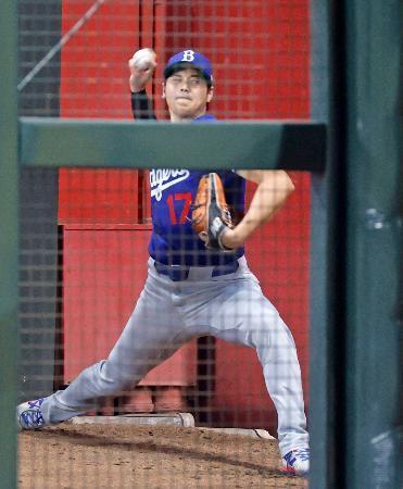 　ブルペンで投球するドジャース・大谷＝フェニックス（共同）