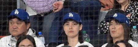 　２４年３月、韓国でのパドレス戦を観戦する大谷翔平の（左から）父・徹さん、妻・真美子さん、母・加代子さん