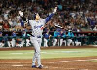 　９回、決勝３ランを放ち、喜ぶドジャース・大谷（共同）