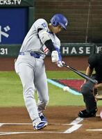 　１回、右前打を放つ大谷（共同）