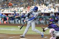 　１回、右前打放つ大谷（共同）