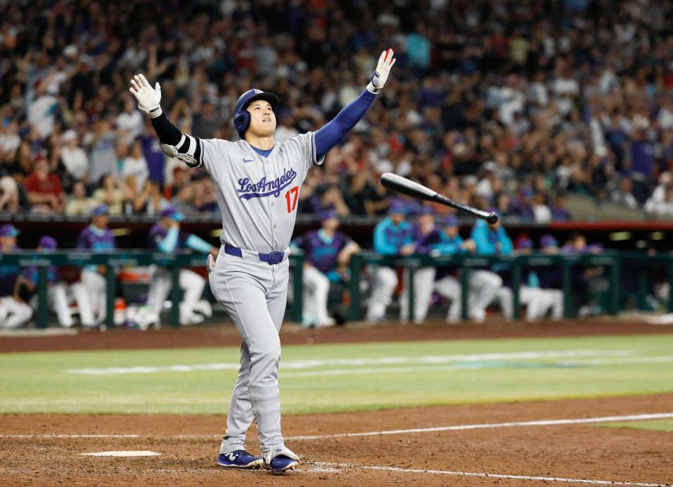 　９回、決勝３ランを放ち、喜ぶドジャース・大谷（共同）