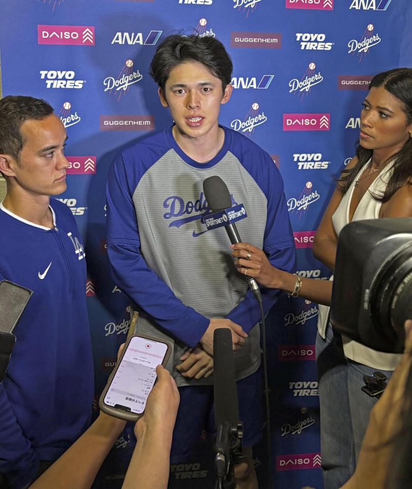 　試合後、取材に応じる佐々木（共同）