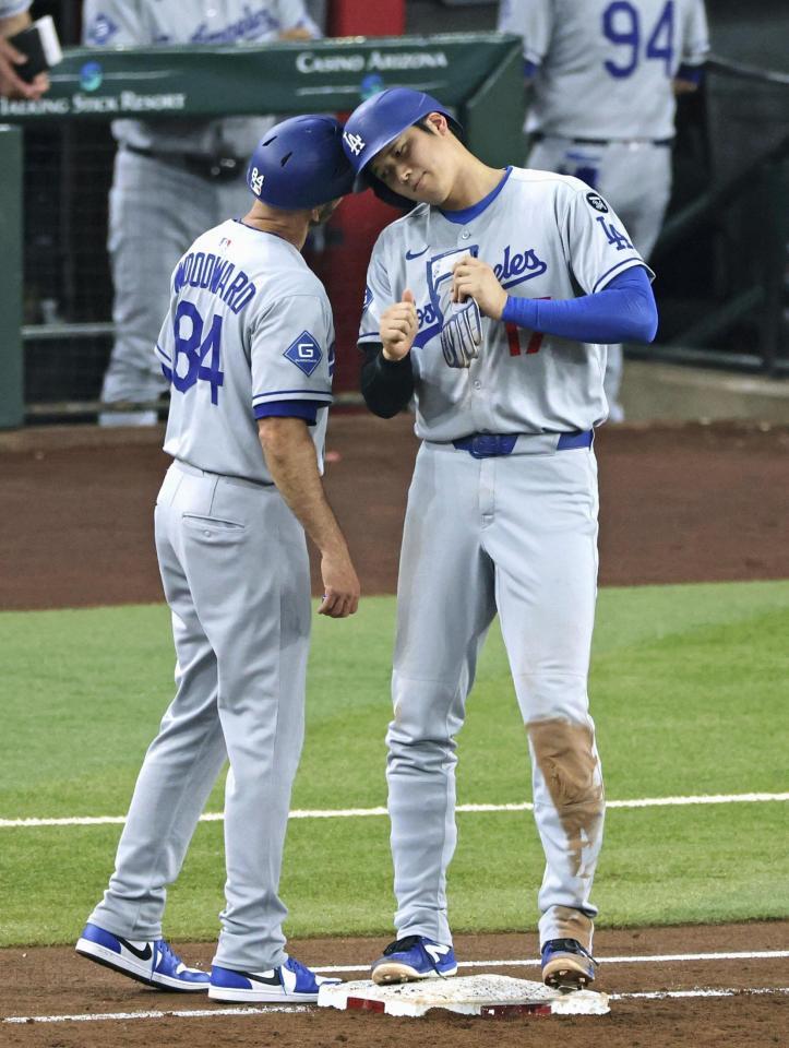 　３回、申告敬遠で出塁した大谷（右）＝共同