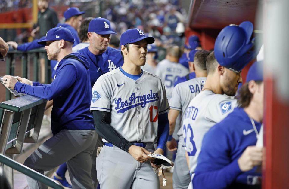 　ダイヤモンドバックスに敗れ、引き揚げる大谷（共同）