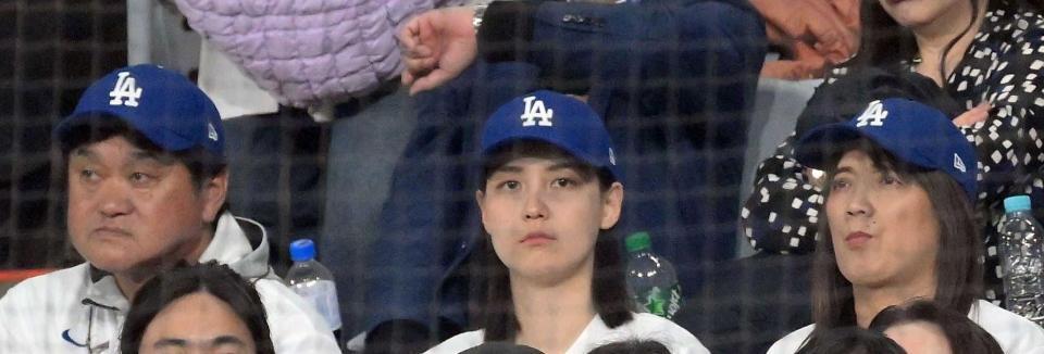 　２４年３月、韓国でのパドレス戦を観戦する大谷翔平の（左から）父・徹さん、妻・真美子さん、母・加代子さん
