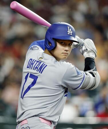 　ダイヤモンドバックス戦で母の日仕様のピンク色のバットを手に打席に備える大谷（共同）