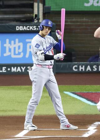 　１回、母の日仕様のピンク色のバットを手に打席に立つ大谷（共同）