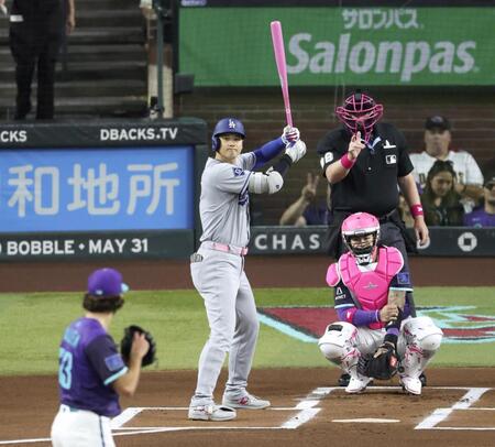 　１回、母の日仕様のピンク色のバットを手に打席に立つ大谷。投手ゲーレン（共同）