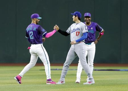 　試合前、グリエル（左）、ペルドモ（右）と交流する大谷（共同）