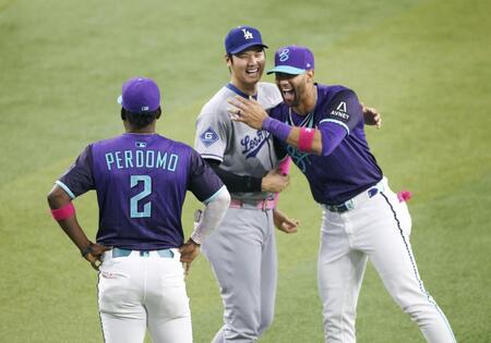 　試合前、グリエル（右）、ペルドモ（左）とあいさつを交わす大谷（共同）