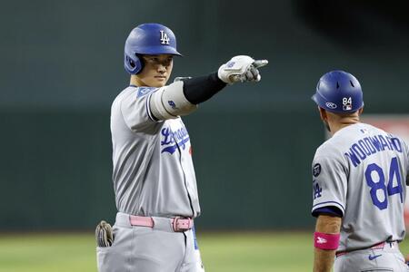 　６回、適時打を放ちベンチを指さす大谷（共同）