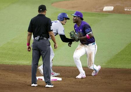 　６回、二盗を試みるがタッチアウトとなった大谷。遊撃手ペルドモ（共同）