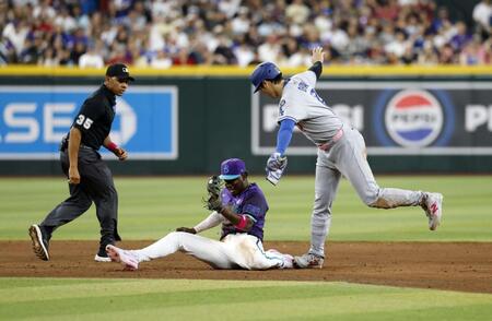 　６回、二盗を試みるがタッチアウトとなる大谷。遊撃手ペルドモ（共同）