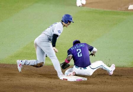 　６回、二盗を試みるがタッチアウトとなる大谷。遊撃手ペルドモ（共同）