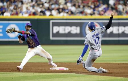 　６回、二盗を試みるがタッチアウトとなる大谷。遊撃手ペルドモ（共同）