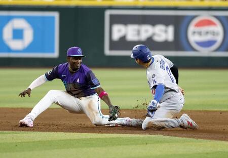 　６回、二盗を試みるがタッチアウトとなる大谷。遊撃手ペルドモ（共同）