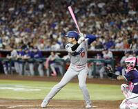 　３回、母の日仕様のピンク色のバットで構える大谷（共同）