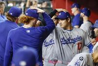 　試合前、ベンチでポーズを決める大谷（右）＝共同