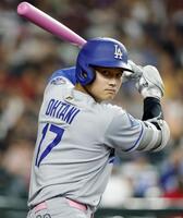 　ダイヤモンドバックス戦で母の日仕様のピンク色のバットを手に打席に備える大谷（共同）