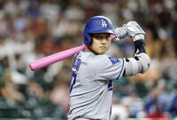 　母の日仕様のピンク色のバットを手に打席に備える大谷（共同）
