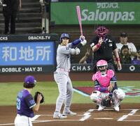 　１回、母の日仕様のピンク色のバットを手に打席に立つ大谷。投手ゲーレン（共同）