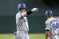 　６回、適時打を放ちベンチを指さす大谷（共同）