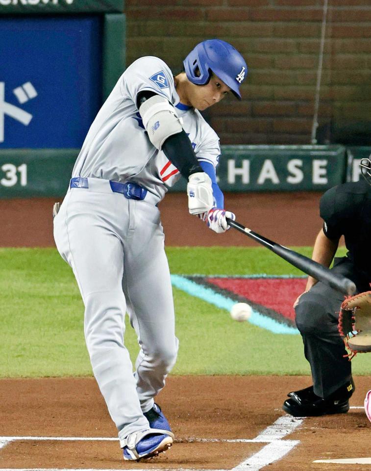 　１回、右前打を放つドジャース・大谷（共同）