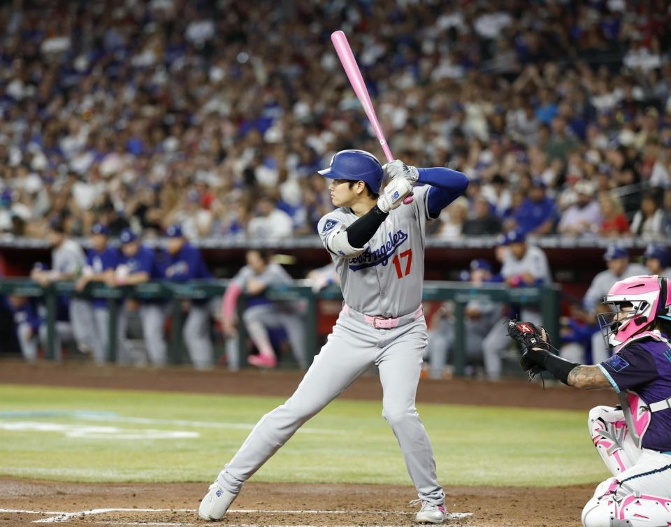 　３回、母の日仕様のピンク色のバットで構える大谷（共同）