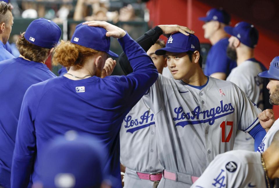 　試合前、ベンチでポーズを決める大谷（右）＝共同