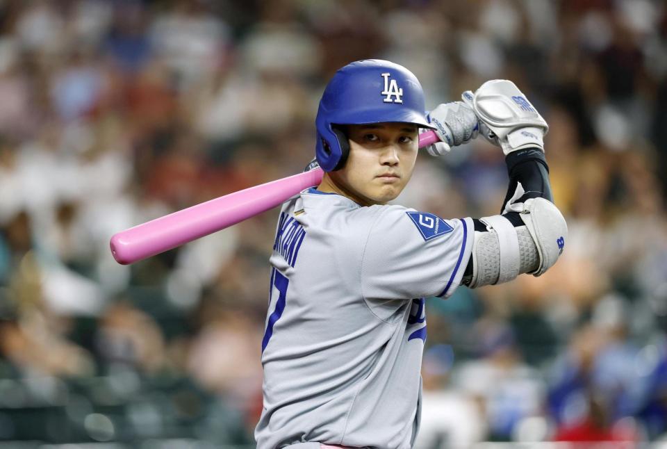 　母の日仕様のピンク色のバットを手に打席に備える大谷（共同）