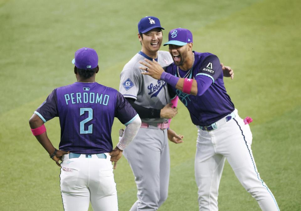 　試合前、グリエル（右）、ペルドモ（左）とあいさつを交わす大谷（共同）