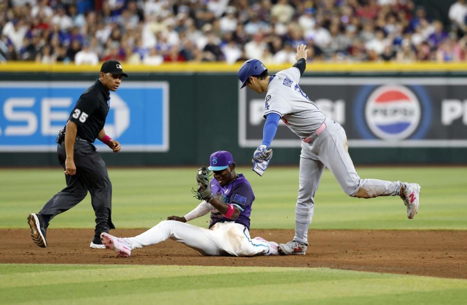 　６回、二盗を試みるがタッチアウトとなる大谷。遊撃手ペルドモ（共同）