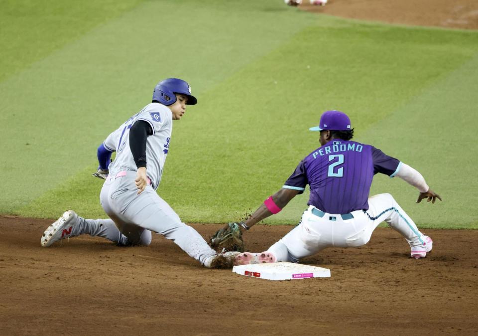 　６回、二盗を試みるがタッチアウトとなる大谷。遊撃手ペルドモ（共同）