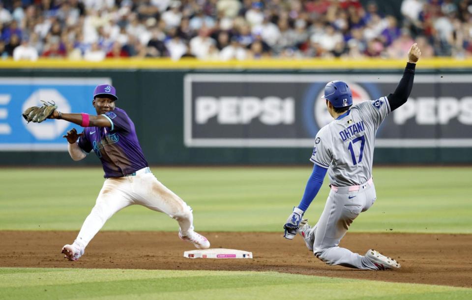 　６回、二盗を試みるがタッチアウトとなる大谷。遊撃手ペルドモ（共同）