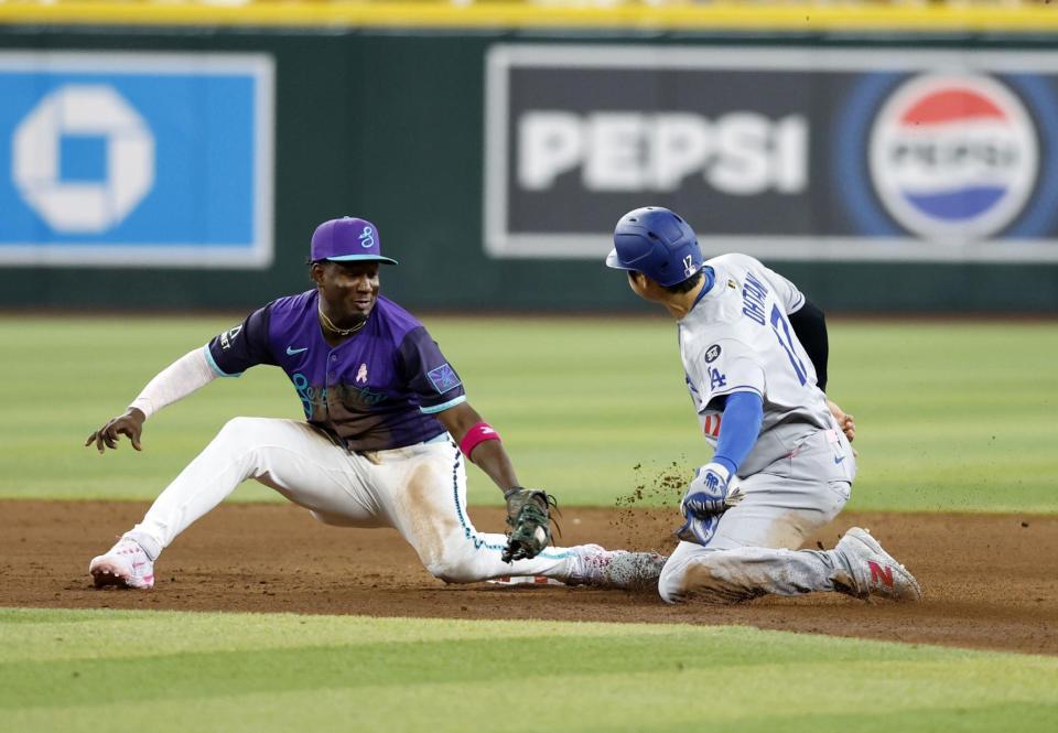 　６回、二盗を試みるがタッチアウトとなる大谷。遊撃手ペルドモ（共同）