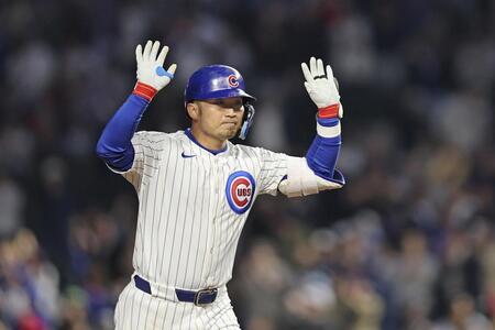 　５回、１０号２ランを放ち喜ぶ鈴木（ゲッティ＝共同）