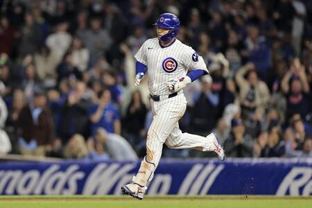 　５回、１０号２ランを放ち塁を回る鈴木（ゲッティ＝共同）