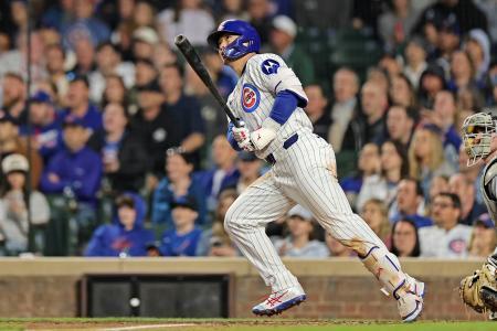 　マーリンズ戦の５回、１０号２ランを放つカブス・鈴木＝シカゴ（ゲッティ＝共同）