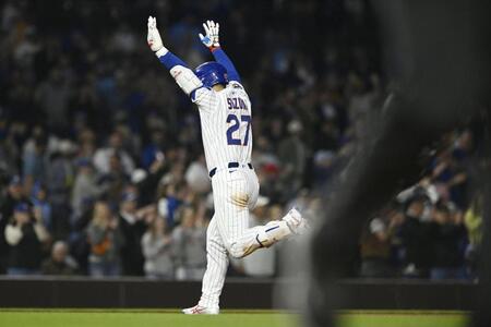 　５回、１０号２ランを放ち塁を回る鈴木（ＡＰ＝共同）